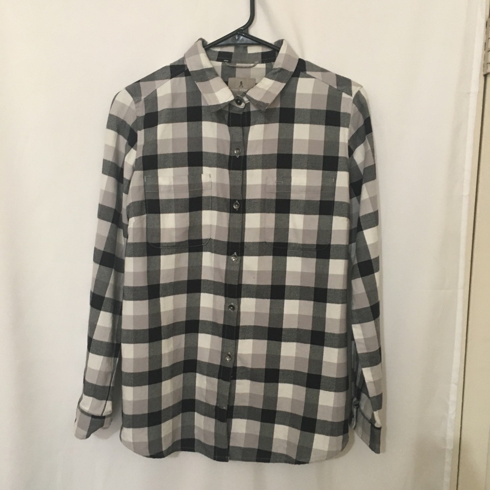3/$28❤️Black &white button down shirt sizeM